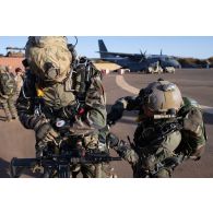 Des commandos parachutistes (GCP) préparent leur matériel pour un saut à Gao, au Mali.