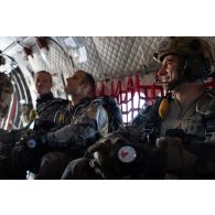 Des commandos parachutistes (GCP) attendent de sauter à bord d'un avion Casa nurse à Gao, au Mali.