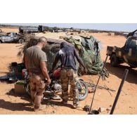 Un mécanicien intervient sur la moto d'un soldat malien à Boulikessi, au Mali.