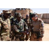 Le général nigérien Oumarou Namata Gazama est accueilli par des officiers français et maliens à Boulikessi, au Mali.