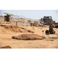 Postes de garde et fortifications sur le camp de Boulikessi, au Mali.