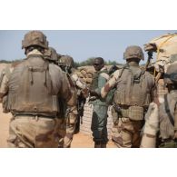 Des soldats patrouillent près d'un poste de garde du camp de Boulikessi, au Mali.