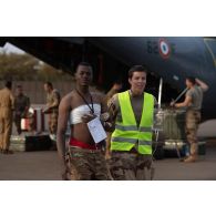 Un soldat malien blessé est pris en charge par le personnel d'intervention du Rôle 2 à sa descente d'avion Casa nurse à Gao, au Mali.