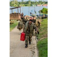 Des soldats du 7e bataillon de chasseurs alpins (BCA) se préparent à partir en mission sur le camp de Maripasoula, en Guyane française.