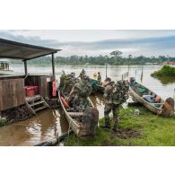 Des soldats du 7e bataillon de chasseurs alpins (BCA) embarquent à bord d'une pirogue pour une patrouille fluvial à Maripasoula, en Guyane française.