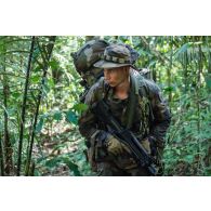 Un soldat du 7e bataillon de chasseurs alpins (BCA) progresse en forêt à Maripasoula, en Guyane française.