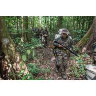 Des soldats du 7e bataillon de chasseurs alpins (BCA) progressent en forêt à Maripasoula, en Guyane française.