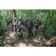 Des soldats du 7e bataillon de chasseurs alpins (BCA) font une pause lors de leur progression en forêt à Maripasoula, en Guyane française.
