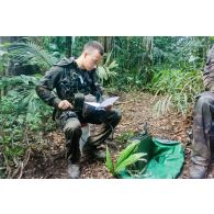 Un soldat du 7e bataillon de chasseurs alpins (BCA) transmet des informations par télégraphe à Maripasoula, en Guyane française.