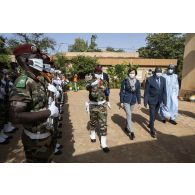 La ministre des Armées Florence Parly reçoit les honneurs de la part d'un détachement de parachutistes à son départ du ministère de la Défense aux côtés de son homologue nigérien Issoufou katambé à Niamey, au Niger.