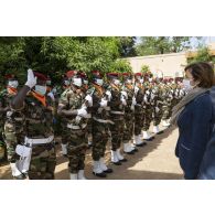 La ministre des Armées Florence Parly reçoit les honneurs de la part d'un détachement de parachutistes nigériens à son départ du ministère de la Défense à Niamey, au Niger.