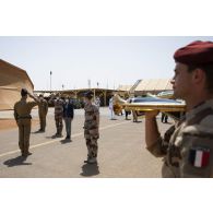 La ministre des Armées Florence Parly est reçue avec les honneurs de la part du colonel Yann Malard aux côtés du général Marc Conruyt sur la base aérienne projetée (BAP) de Niamey, au Niger.