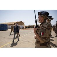 La ministre des Armées Florence Parly accompagnée du général Marc Conruyt, passe en revue les troupes rassemblées sur la base aérienne projetée (BAP) de Niamey, au Niger.