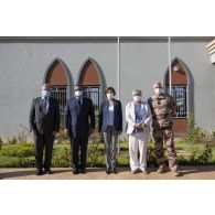 La ministre des Armées Florence Parly pose aux côtés de Mahamat Saleh Annadif à Bamako, au Mali.