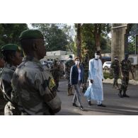 La ministre des Armées Florence Parly est reçue par un piquet d'honneur aux côté de son homologue malien Sadio Camara à son arrivée au ministère de la Défense à Bamako, au Mali.