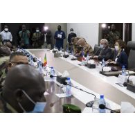 La ministre des Armées Florence Parly participe à une réunion aux côtés de l'ambassadeur Joël Meyer au ministère de la Défense à Bamako, au Mali.