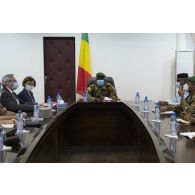 La ministre des Armées Florence Parly participe à une réunion de travail aux côtés de l'ambassadeur Joël Meyer et du vice-président Assimi Goïta à Bamako, au Mali.