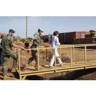 La ministre des Armées Florence Parly visite les quartiers des forces britanniques et danoises à Gao, au Mali.
