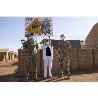 La ministre des Armées Florence Parly rencontre des officiers des armées de l'Air royales britanniques et danoises à Gao, au Mali.