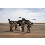 La ministre des Armées Florence Parly débarque d'un hélicoptère Caïman NH-90 aux côtés du général Marc Conruyt à son arrivée à Gao, au Mali.