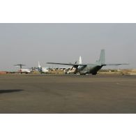 Déploiement de l'opération de la force européenne EUFOR Tchad/RCA (République centrafricaine) : un avion de transport C-160 Transall de l'armée de l'Air stationne sur la base aérienne 172 sergent-chef Adji Kosseï à N'Djamena au côté d'avions de transport civils.