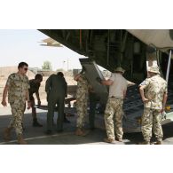 Déploiement de l'opération de la force européenne EUFOR Tchad/RCA (République centrafricaine) : des personnels de piste de l'armée de l'Air portugaise installent les rampes de chargement sur un avion de transport Lockheed C-130 Hercules sur la base aérienne 172 sergent-chef Adji Kosseï.