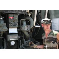 Déploiement de l'opération de la force européenne EUFOR Tchad/RCA (République centrafricaine) : portrait d'un caporal-chef du Service des essences qui s'apprête à avitailler un avion de transport Lockheed C-130 Hercules de l'armée de l'Air portugaise sur la base aérienne 172 sergent-chef Adji Kosseï.