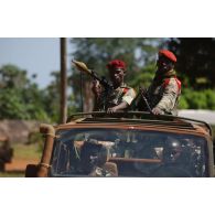 Patrouille de soldats centrafricains dans la ville de Bria en pick-up Land Rover Santana.
