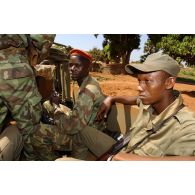 Patrouille de soldats centrafricains en pick-up dans la ville de Bria.