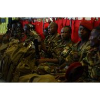 Soldats centrafricains de la Force multinationale en Centrafrique (FOMUC) à bord d'un avion de transport Transall C-160 à destination de la ville de Birao.