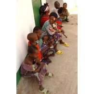 Devant le centre de santé urbain de Bédé Combattant, des enfants de Bangui attendent d'être soignés.