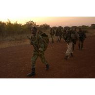 Les soldats centrafricains se préparent à monter leur bivouac à leur arrivée sur le secteur de Birao.