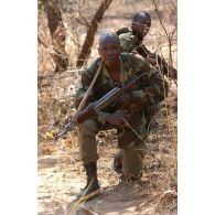 Les soldats centrafricains en progression tactique vers la ville de Birao prise par les rebelles.