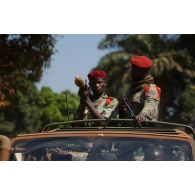 Patrouille de soldats centrafricains dans la ville de Bria en pick-up Land Rover Santana.