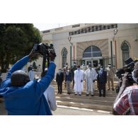 La ministre des Armées Florence Parly pose devant des journalistes aux côtés du président Issoufou Mahamadou sur les marches du palais présidentiel à Niamey, au Niger.