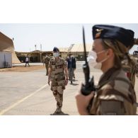 L'aide de camp de la ministre des Armées Florence Parly la précède lors de la revue des troupes sur la base aérienne projetée (BAP) de Niamey, au Niger.