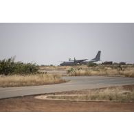 Chargement de fret à bord d'un avion Casa Cn-235 de l'armée de l'Air espagnole sur la base aérienne projetée (BAP) de Niamey, au Niger.