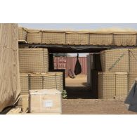 Sac de frappe pour l'entraînement sportir des militaires bricolé sous les fortifications de la base de Ménaka, au Mali.