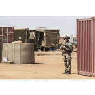 Un soldat des forces spéciales assure la protection de la ministre des Armées Florence Parly lors de sa visite de la base de Ménaka, au Mali.