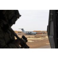 Chargement de fret à bord d'un avion A400 M vu depuis la fenêtre d'un hélicoptère Caïman NH-90 à Gao, au Mali.