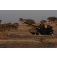 Un engin blindé à roues et canon AMX-10 RC du sous-groupement tactique désert (SGTD) Noir progresse dans la région de Ménaka, au Mali.