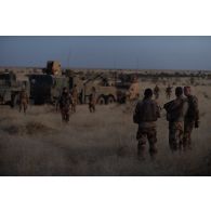 Des soldats du sous-groupement tactique désert (SGTD) Noir bivouaquent en base opérationnelle avancée temporaire (BOAT) dans la région de Ménaka, au Mali.