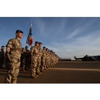 Le colonel Didier Marcel du 8e régiment du matériel (8e RMAT) assiste à une cérémonie de levée de corps auprès de ses troupes à Gao, au Mali.