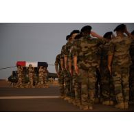 Des soldats du 5e régiment d'hélicoptères de combat (5e RHC) portent le cercueil de leur camarade lors d'une cérémonie de levée de corps à Gao, au Mali.