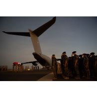 Embarquement d'un cercueil à bord d'un avion A400 M Atlas lors d'une cérémonie de levée de corps à Gao, au Mali.