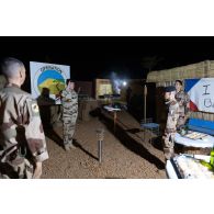 Un général préside la cérémonie du 2S auprès des officiers du groupement tactique désert (GTD) Acier à Gao, au Mali.