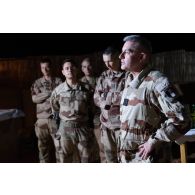 Un général préside la cérémonie du 2S auprès des officiers du groupement tactique désert (GTD) Acier à Gao, au Mali.
