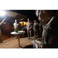 Un officier du groupement tactique désert (GTD) Walsh lit un texte devant des officiers lors de la cérémonie du 2S à Gao, au Mali.