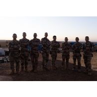 Le colonel Thibaut Lemerle du 16e bataillon de chasseurs à pied (16e BCP) pose aux côtés des officiers de son groupement lors de la cérémonie du 2S à Gao, au Mali.