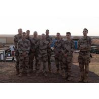 Le colonel Didier Marcel du 8e régiment du matériel (8e RMAT) pose aux côtés d'officiers de son groupement lors de la cérémonie du 2S à Gao, au Mali.